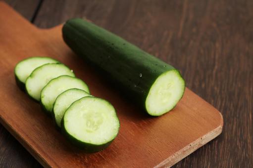 まな板の上のきゅうり まな板の上のきゅうり きゅうり,野菜,緑色の写真素材