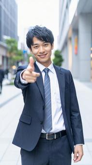 指をさすビジネスマン 指をさすビジネスマンの写真