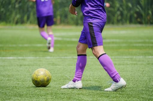 サッカー ドリブル 人工芝 サッカー場 サッカー ドリブル 人工芝 サッカー場 コピースペース,サッカー,ドリブルの写真素材