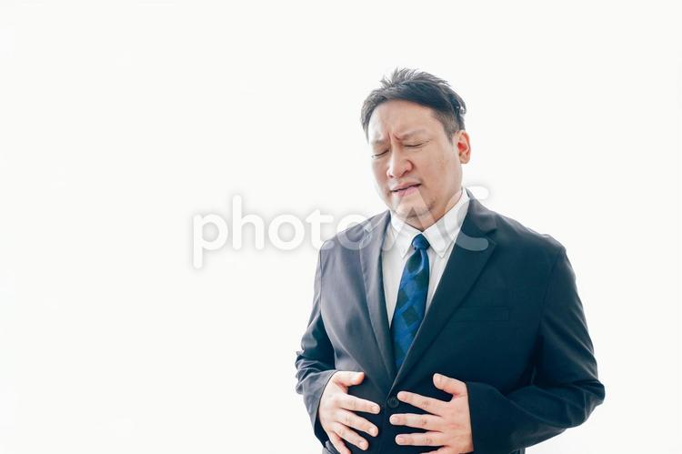 腹痛に苦しむスーツを着た中年男性 医療,苦しむ,外の写真素材