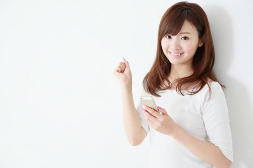スマートフォンを使う女性 スマートフォンを使う女性 スマートフォン,カジュアル,検索の写真素材