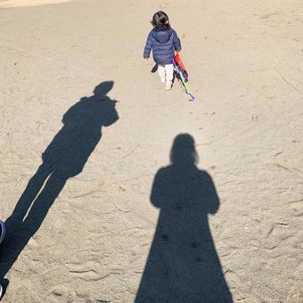 凧あげをする子供と見守る両親 女の子,男の子,幼児の写真素材