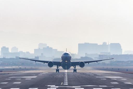 滑走路を離陸する旅客機の正面 滑走路を離陸する旅客機の正面の写真