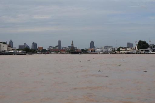 タイバンコクのチャオプラヤー川と街並みの写真