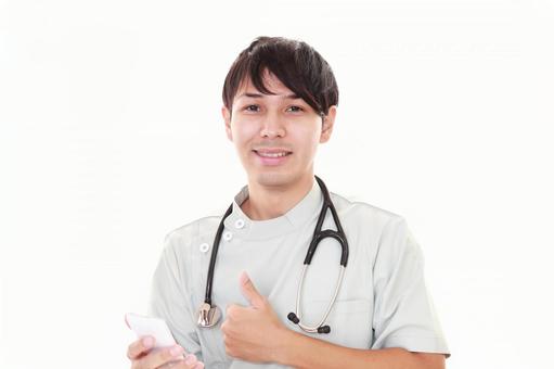 スマートフォンを持つ笑顔の医師 成功,達成,勝利の写真素材