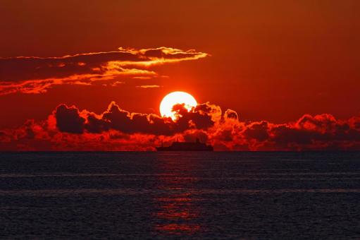 夕日と船 夕日,自然,風景の写真素材