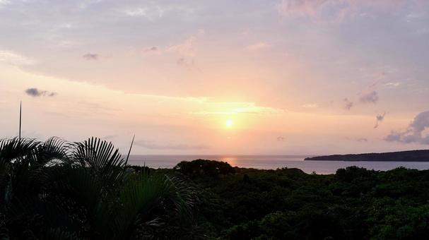 八重山諸島西表島の船浦湾からのぼる朝日 八重山諸島西表島の船浦湾からのぼる朝日 朝日,船浦,海の写真素材