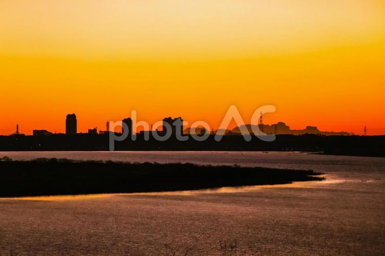 千葉県印旛沼と夕焼けの町並み 千葉県,夕焼け,夕方の写真素材