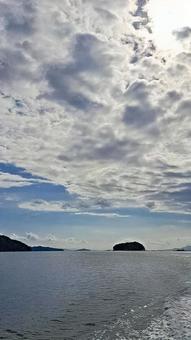 海から見た宮島周辺の景色の写真