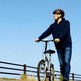 サイクリング途中、遠くを見る男性 サイクリング,眺める,自転車の写真素材