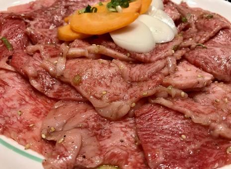 薄紅の霜降り、焼きの前夜 食べ物,肉,牛肉の写真素材