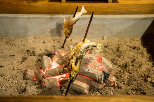 遠赤外線効果の炭火でアユの塩焼き 遠赤外線効果の炭火でアユの塩焼きの写真