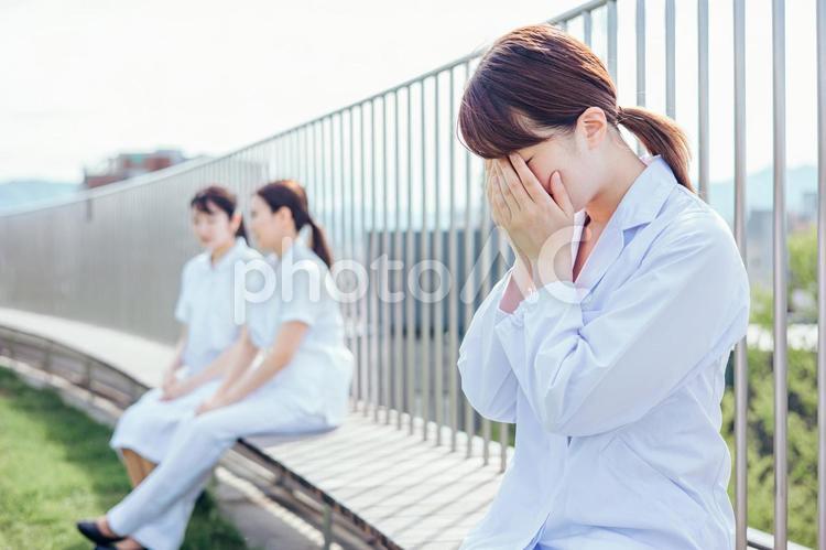 病院の屋上で泣く女性医師 医師,女医,泣くの写真素材