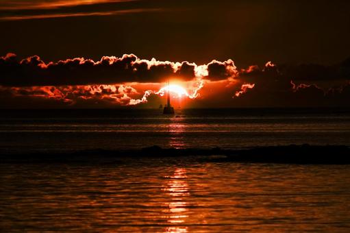 <五島の風景>夜明けの海から登る太陽 <五島の風景>夜明けの海から登る太陽の写真