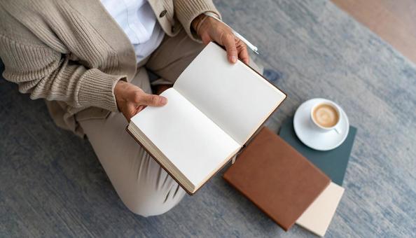 家計簿をつけるシニア女性の手もとの写真