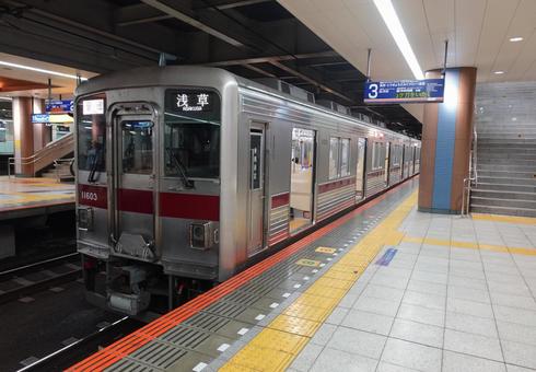 電車 電車 駅,ホーム,電車の写真素材