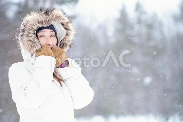 雪の中にいる女性（冬・手袋あり） 冬,雪,女性の写真素材