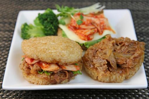 ライスバーガー ライスバーガー ライスバーガー,米料理,焼肉の写真素材