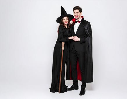 笑顔を見せる魔女とドラキュラ 笑顔を見せる魔女とドラキュラの写真