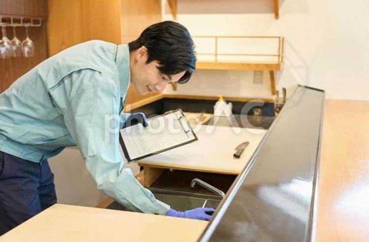 飲食店の水道を確認する男性 飲食店,水道,配管工の写真素材