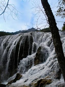 岩肌を流れ落ちる迫力ある滝の景観 岩肌を流れ落ちる迫力ある滝の景観の写真
