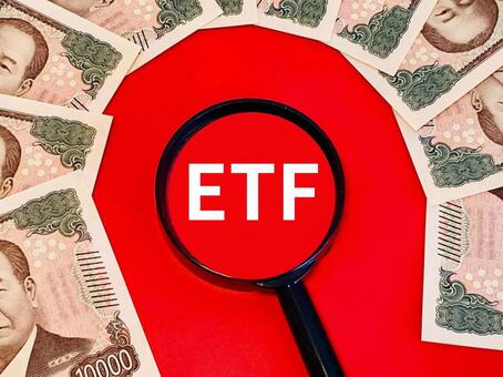 ETFの文字と虫眼鏡、お金 etf,上場投資信託,お金の写真素材