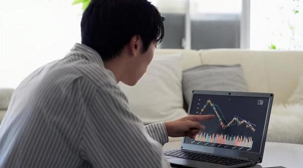 株価の下落を見て落ち込むアジア人男性 株価,下落,落ち込むの写真素材