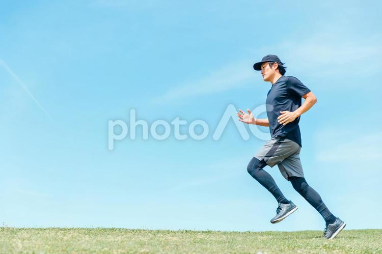 ランニングする男性 走る,ランニング,有酸素運動の写真素材