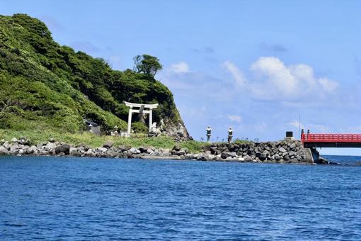 遊覧船から見た福井県東尋坊 雄島の景色 遊覧船から見た福井県東尋坊 雄島の景色の写真
