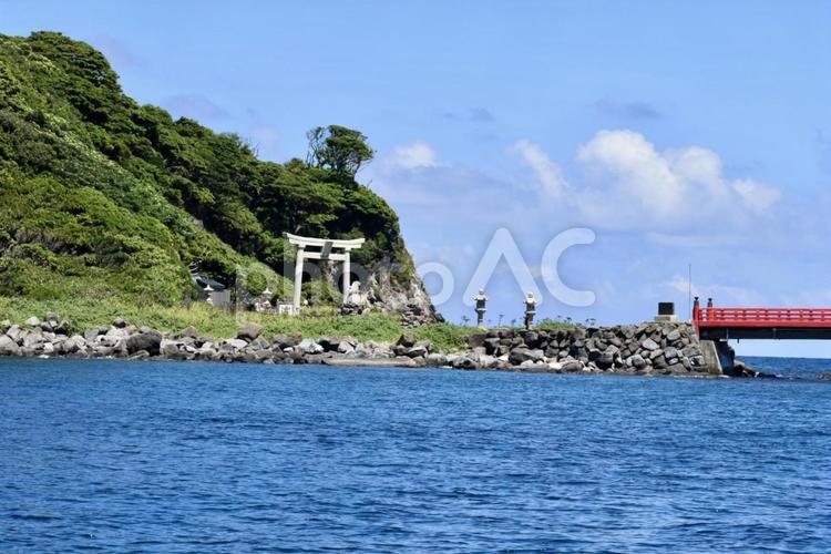遊覧船から見た福井県東尋坊　雄島の景色 橋,水面,遊覧船の写真素材