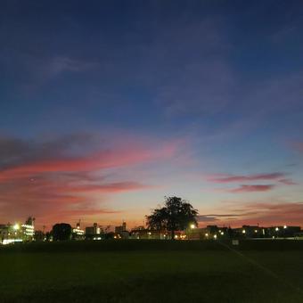 茜色の夕暮れ 夕暮れ,茜,茜色の写真素材