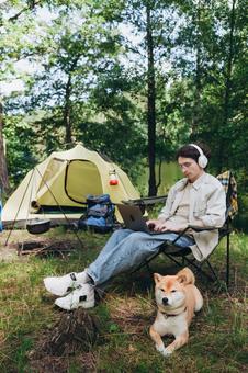 テント横で犬とくつろぐ男性と女性 男性,外国人,犬の写真素材