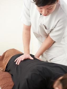 Japanese woman receiving a waist massage, cały dom, masaż, ból pleców, JPG