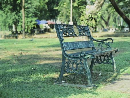 公園に置かれた古びたベンチの写真