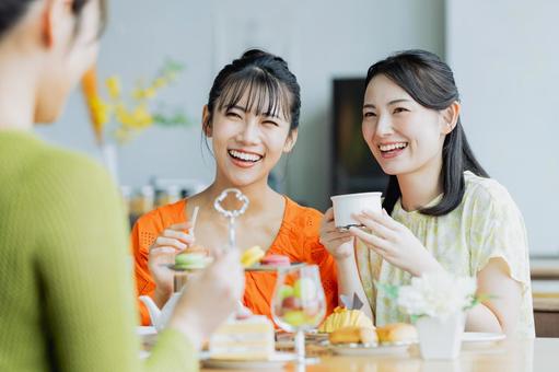 カフェでくつろぐ若い女性 カフェでくつろぐ若い女性 カフェ,女性,アフタヌーンティーの写真素材