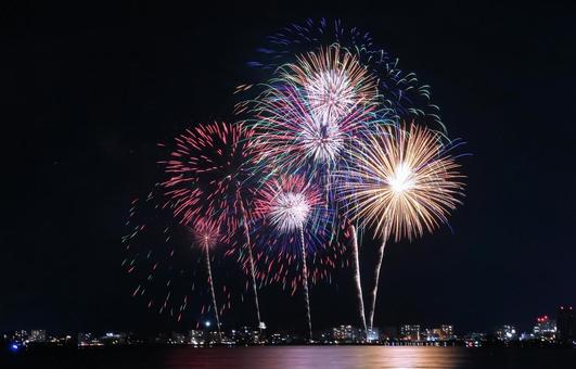 カラフルな湖上打ち上げ花火/松江水郷祭 カラフルな湖上打ち上げ花火/松江水郷祭の写真