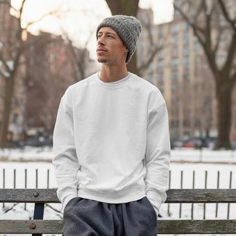 雪景色の中のクールな男性 雪景色の中のクールな男性の写真