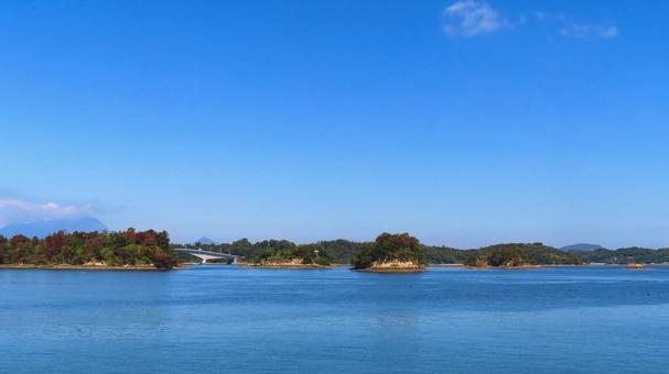 前島から見る雲仙岳と前島橋（4号橋）の写真
