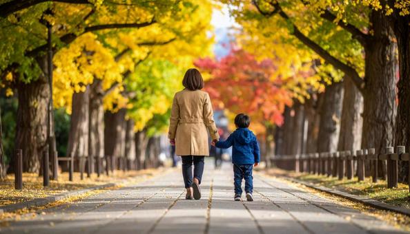 公園で手をつないで散歩する親子 公園で手をつないで散歩する親子の写真