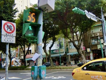 台湾の街並みと信号機 台湾の街並みと信号機 台湾,信号,信号機の写真素材