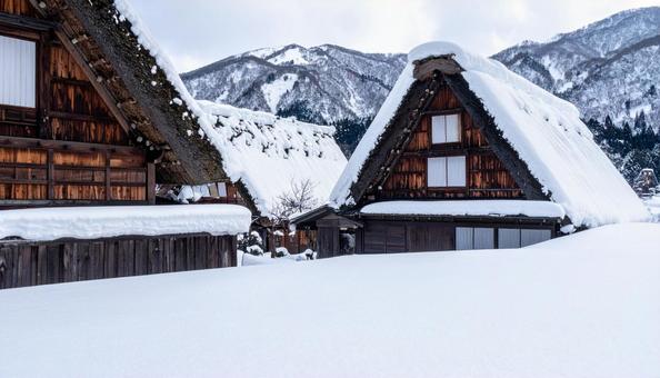 冬の日の合掌造りの家 冬の日の合掌造りの家の写真