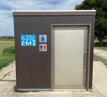 公園の多目的トイレ正面 公園の多目的トイレ正面 トイレ正面,多目的トイレ,野外設備の写真素材