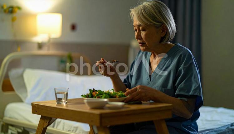 座って食事をするシニア女性の患者 患者,端座位,病人食の写真素材