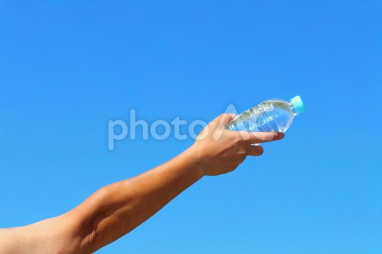 ペットボトルと青空　水分補給 ペットボトル,腕,ハンドの写真素材