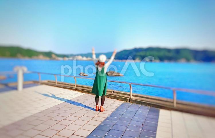 秋晴れの海辺で 風景,自然,人の写真素材