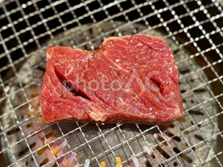 焼き網の上で焼いている肉 焼肉,肉,食べ物の写真素材