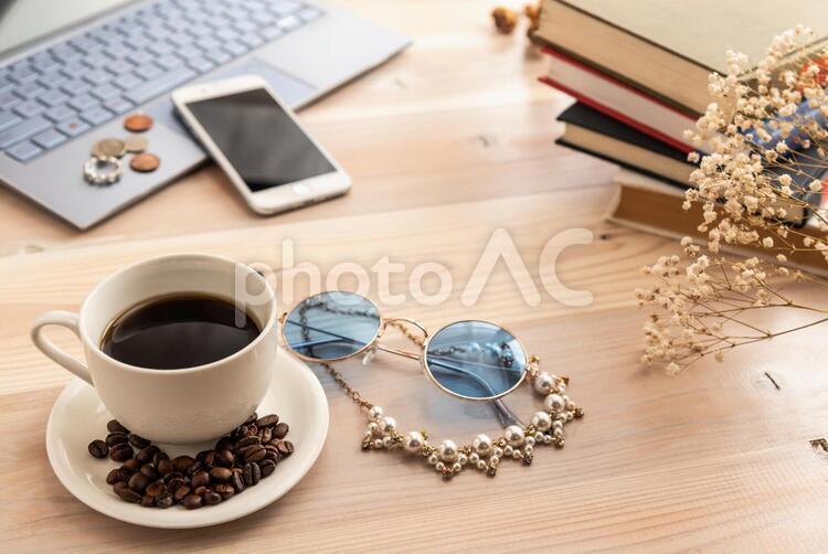 コーヒーと木目のテーブル コーヒー,ドリンク,休憩の写真素材