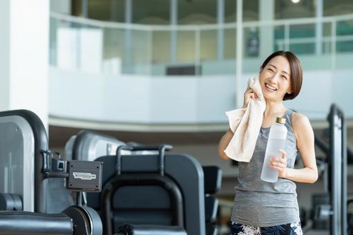 ジムでトレーニングするミドルの女性 ジム,フィットネス,トレーニングの写真素材