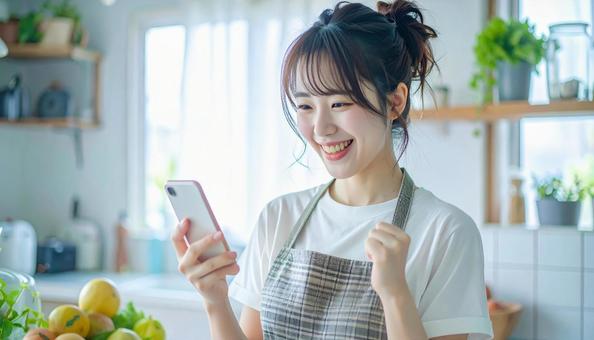 スマホでポイ活する笑顔の女性 スマホでポイ活する笑顔の女性の写真