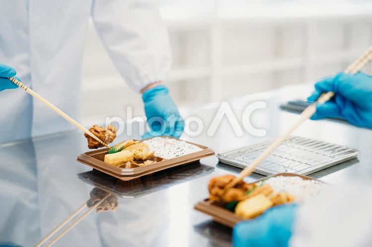 お弁当の盛り付けをする作業員（食品加工） 食品加工,弁当,惣菜の写真素材
